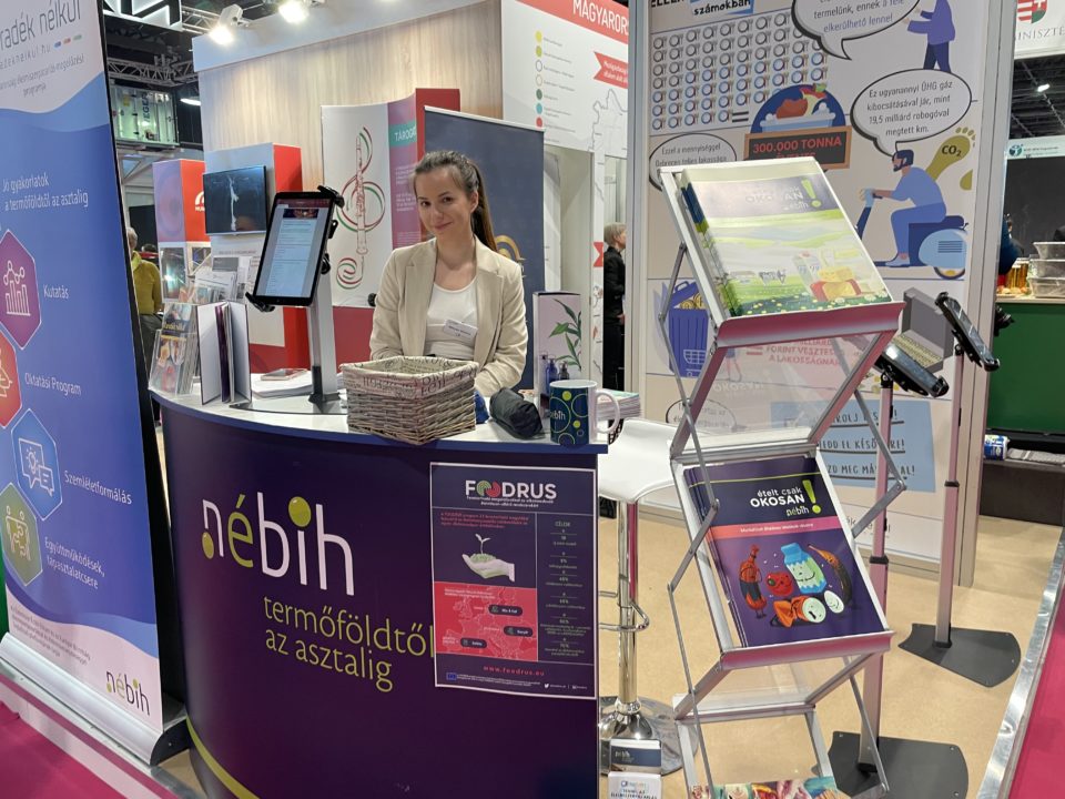 Egy ember áll a nébih standban.