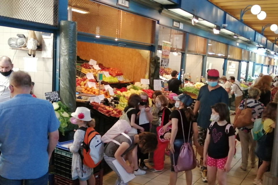 gyerekek a zöldséges előtt