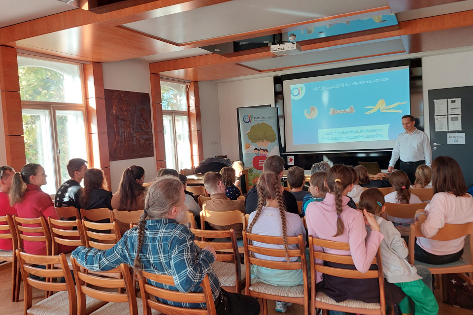 előadást hallgató diákok