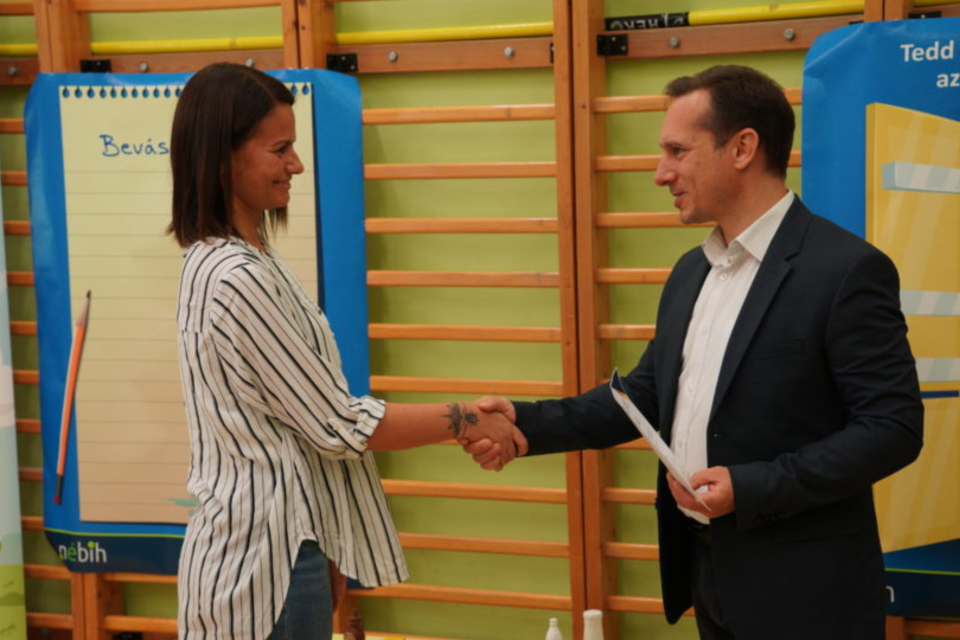 gratuálció, két ember kezet fog