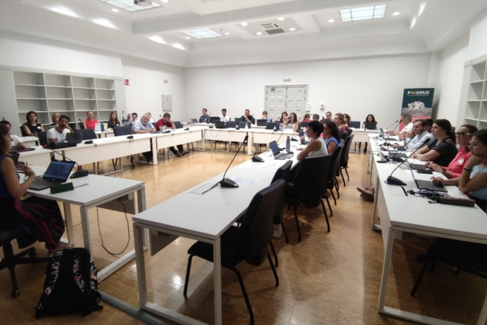 konferencián ülő emberek