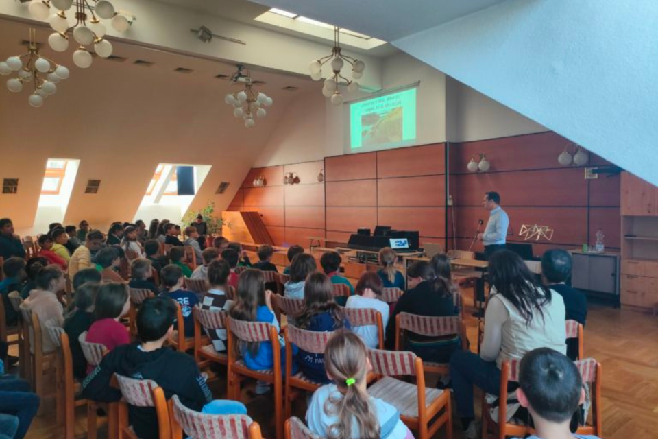 előadást hallgató gyerekek