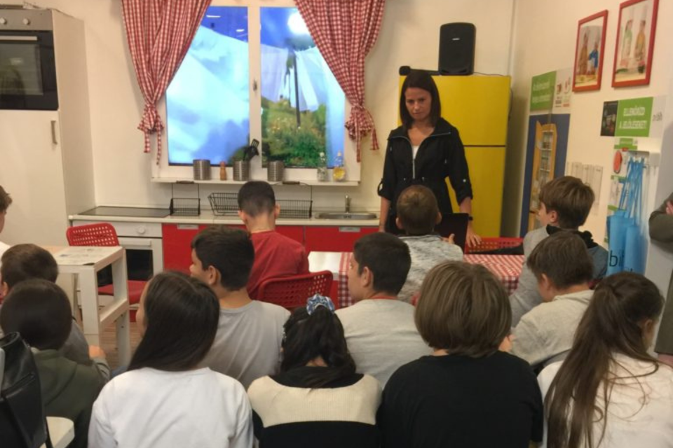 előadást hallgató gyerekek