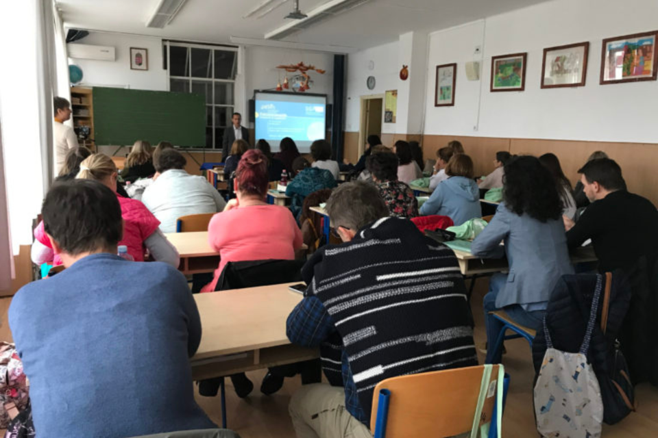 előadást hallgató felnőttek