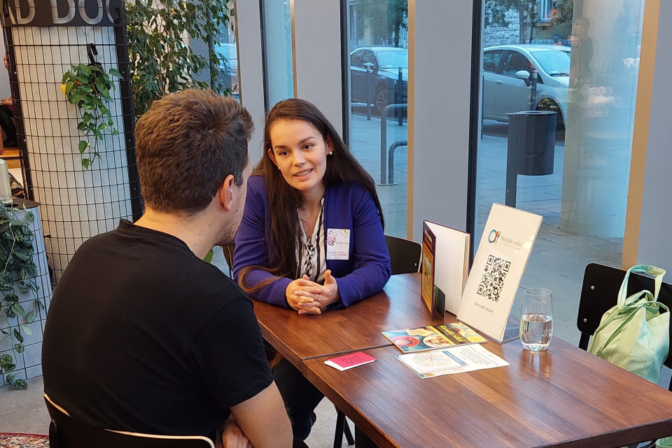 két ember beszélget