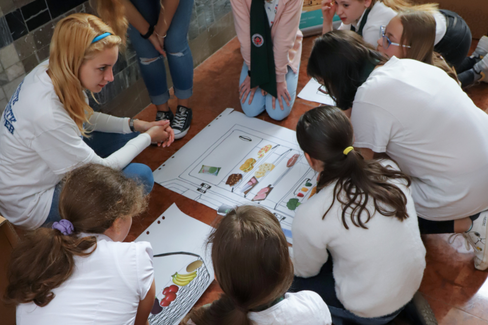 gyerekek néznek egy hűtőt