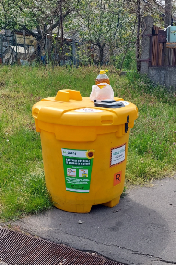 Használt sütőolaj gyűjtés az iskola udvarán