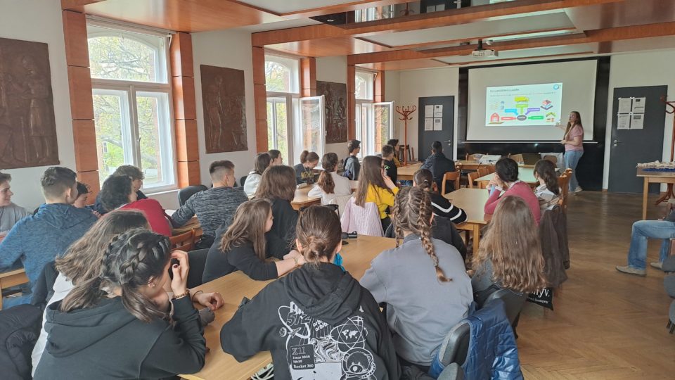 előadás iskolában