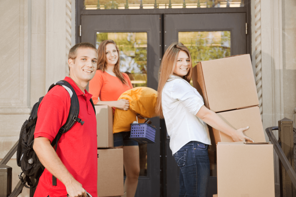 emberek dobozokat visznek