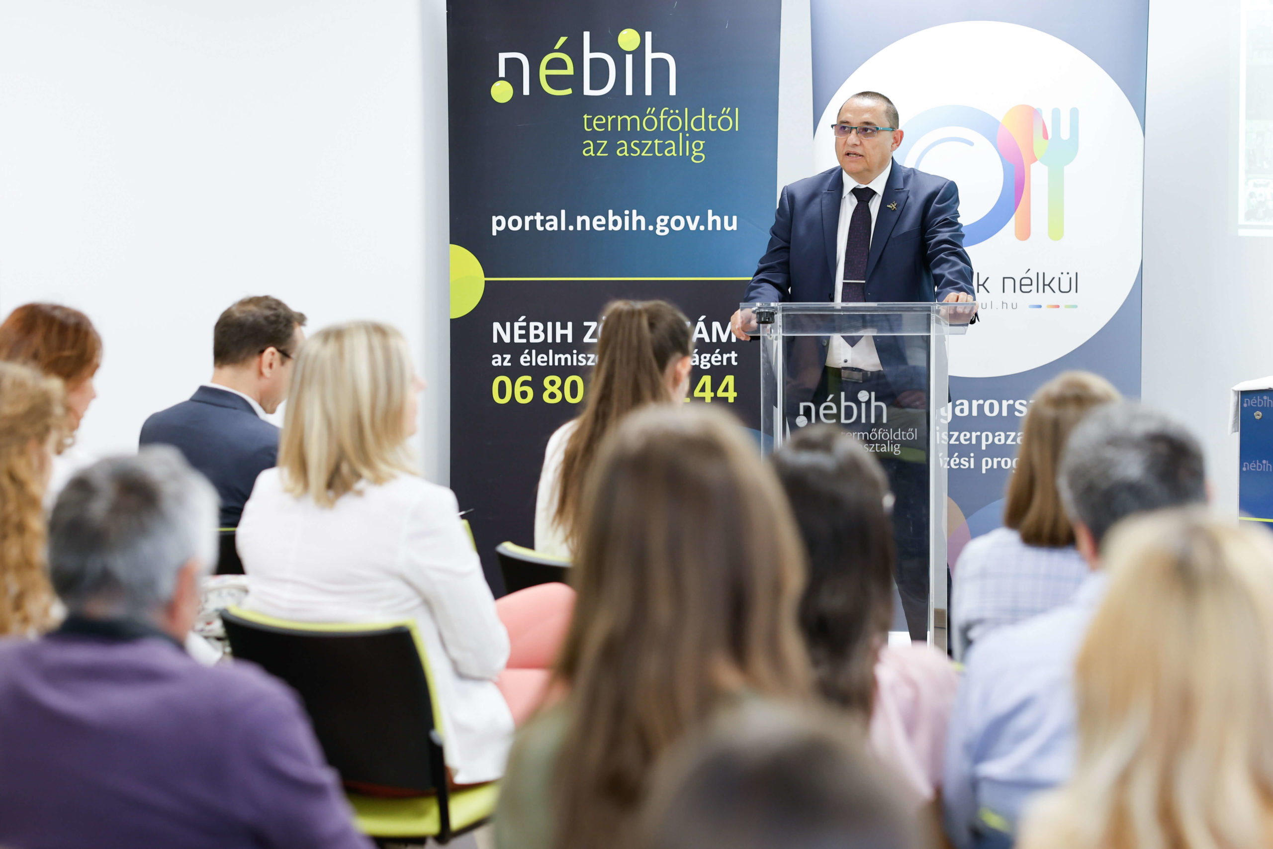 Elnök Úr előadást tart