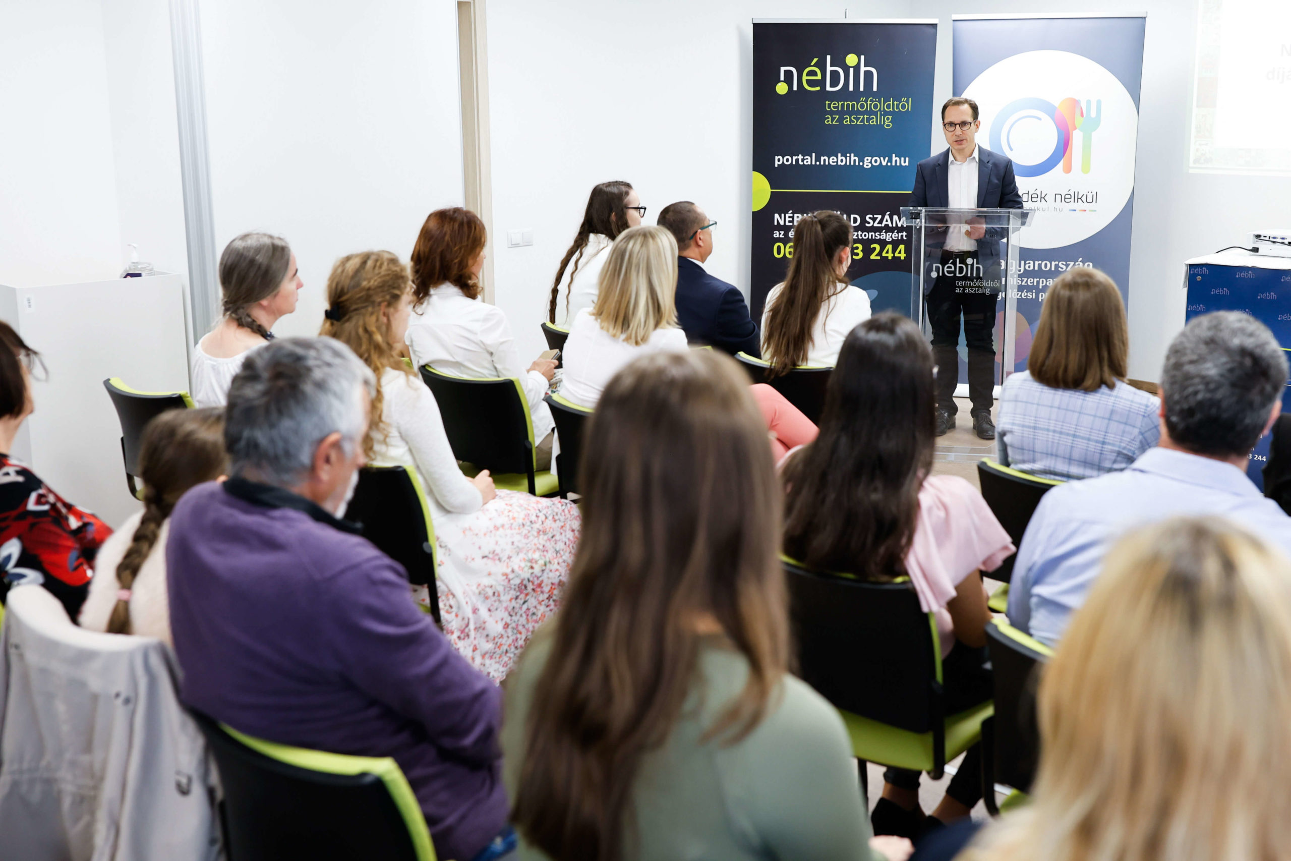 előadást tartanak sok embernek