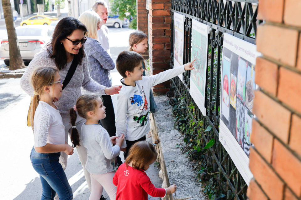 gyerekek nézik a kiállíást