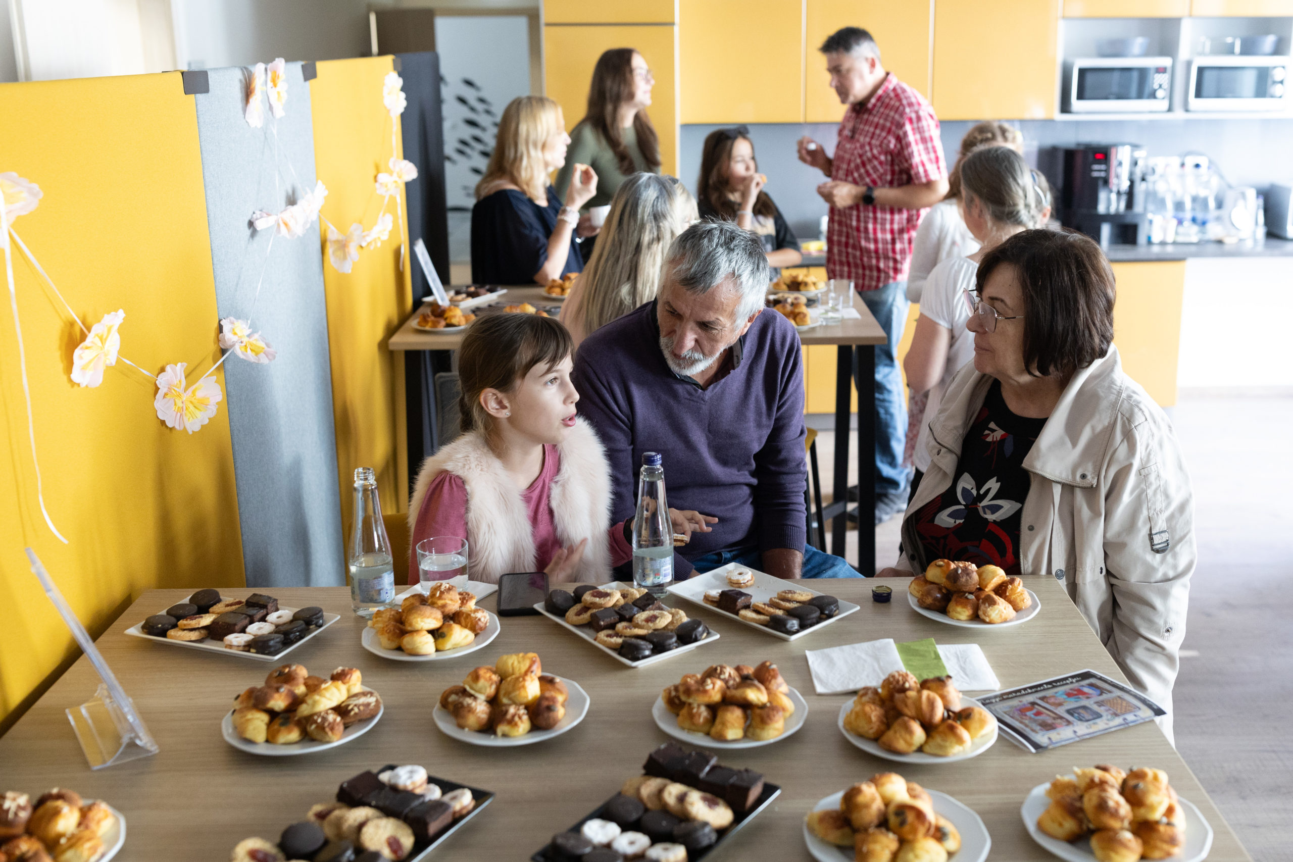 emberek a kiállítás megnyitón