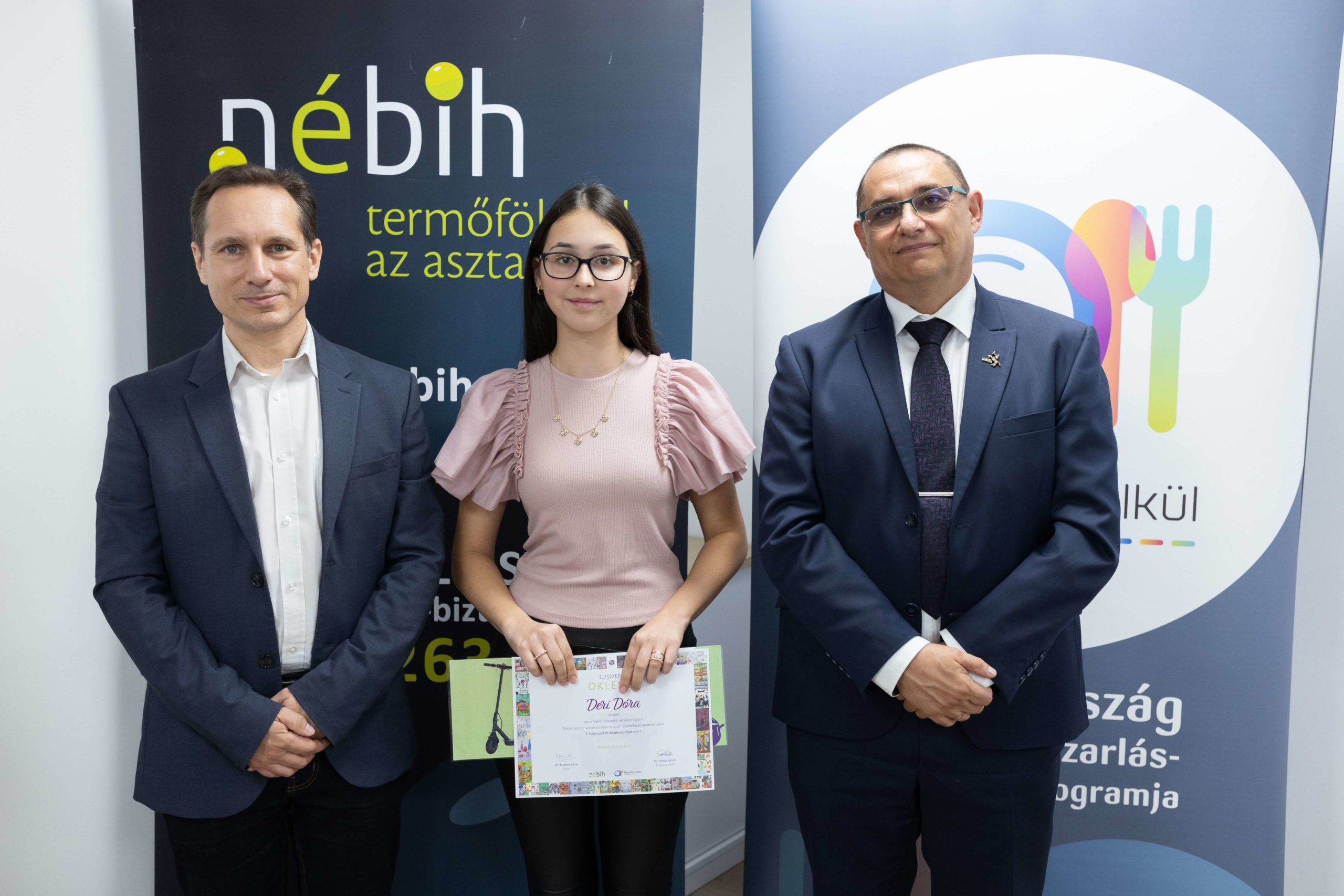 fénykép a rajzpályázat nyertesével, dr. Kasza Gyulával és a Nébih elnökével