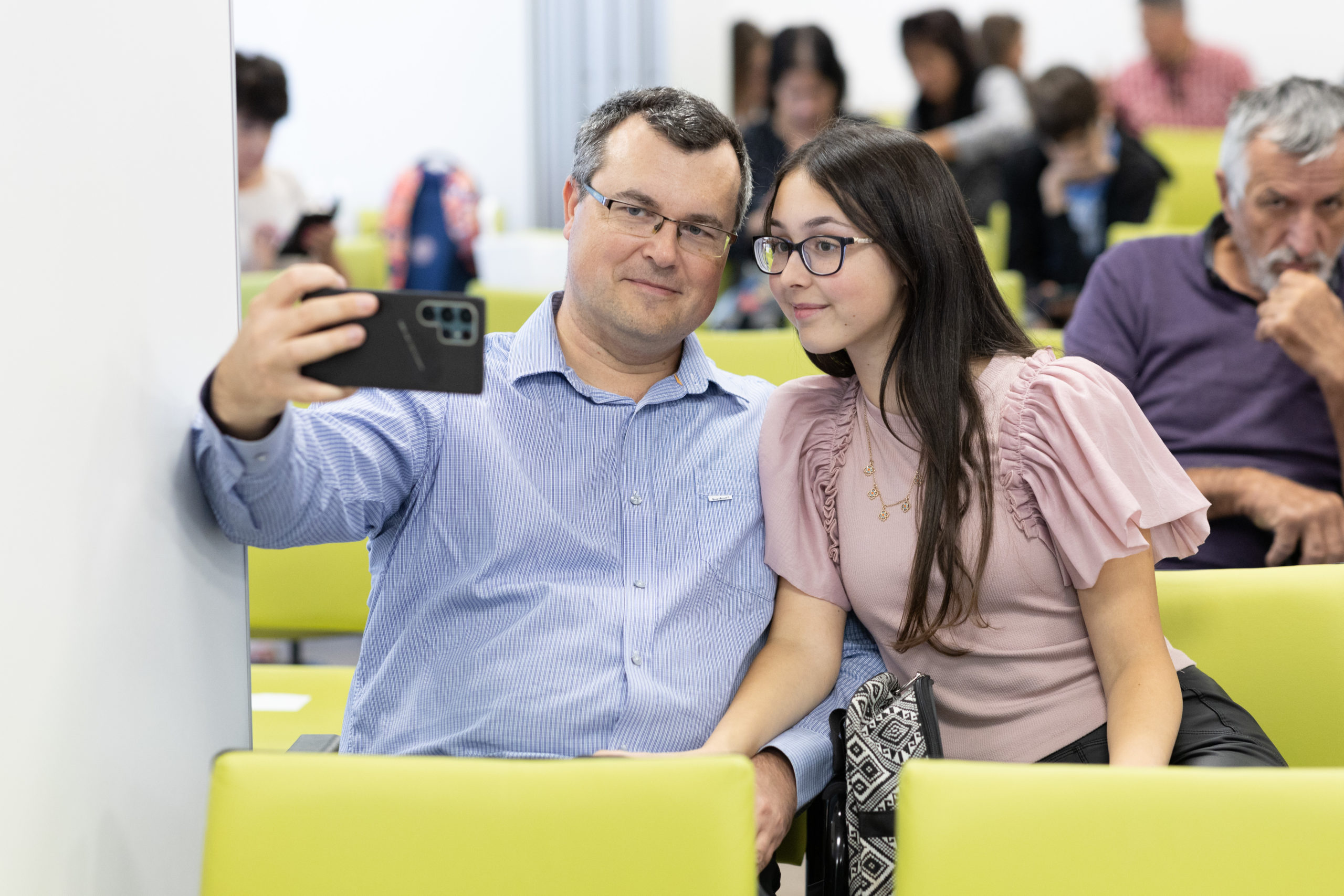 szelfit készít az egyik nyertes pályázó és a hozzátartozója
