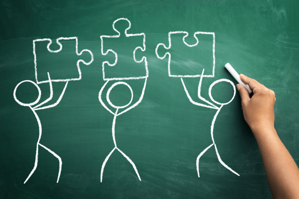 Krétarajz: emberek puzzlet tartanak