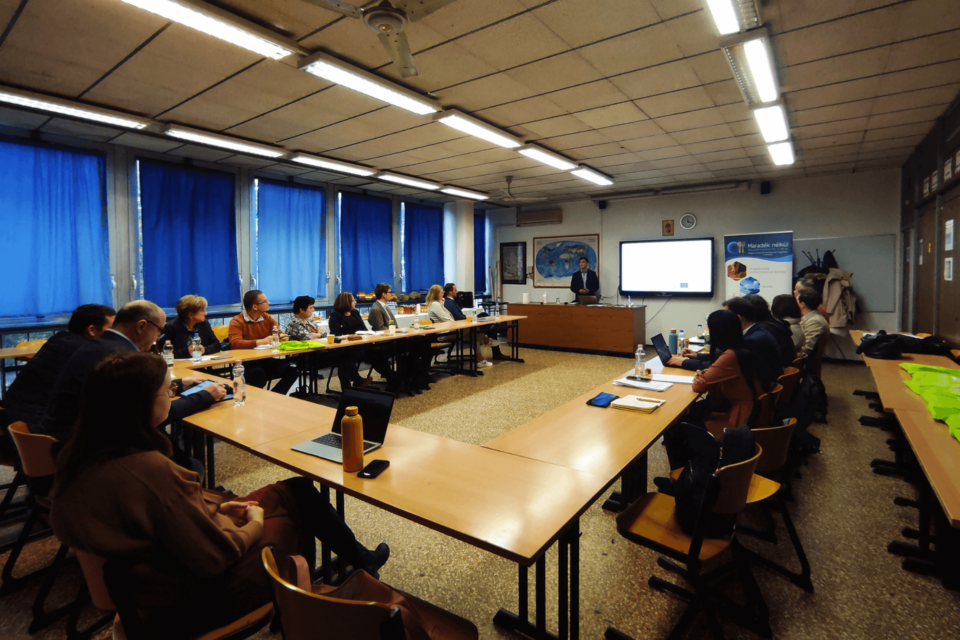 prezentációt hallgató emberek