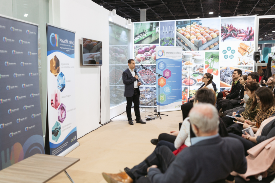 Maradék nélkül előadást prezentál egy ember.