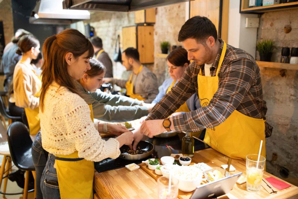 Emberek közösen főznek.