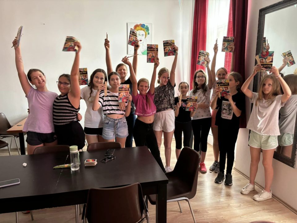 Osztáyteremben gyerekek tartják fel a maradék nélkül füzetet