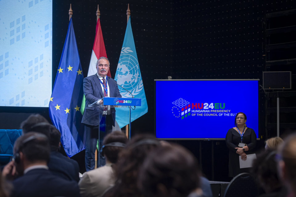 Egy ember prezentál