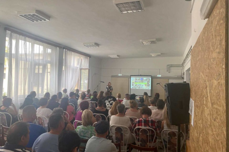 A gyerekek nézik az előadást