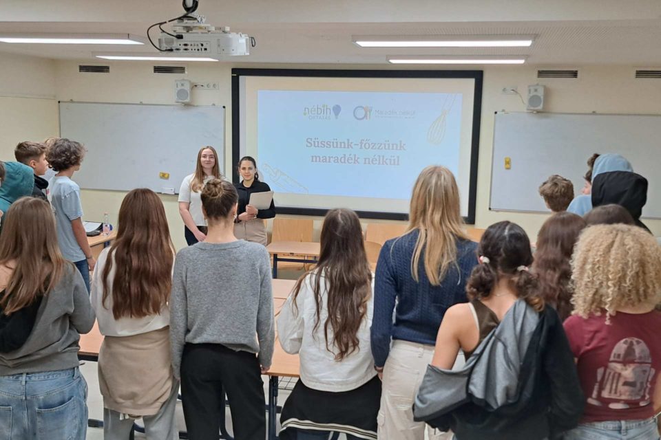 A gyerekek nézik az előadást