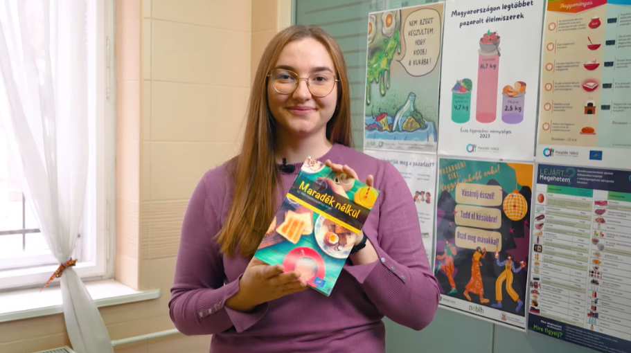 Egy ember tartja a maradék nélkül kiadványt