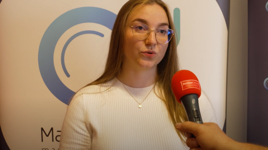 Egy ember beszél a mikrofonba