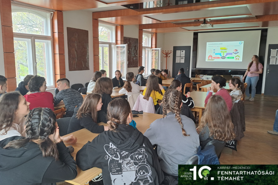 A gyerekek nézik az előadást.