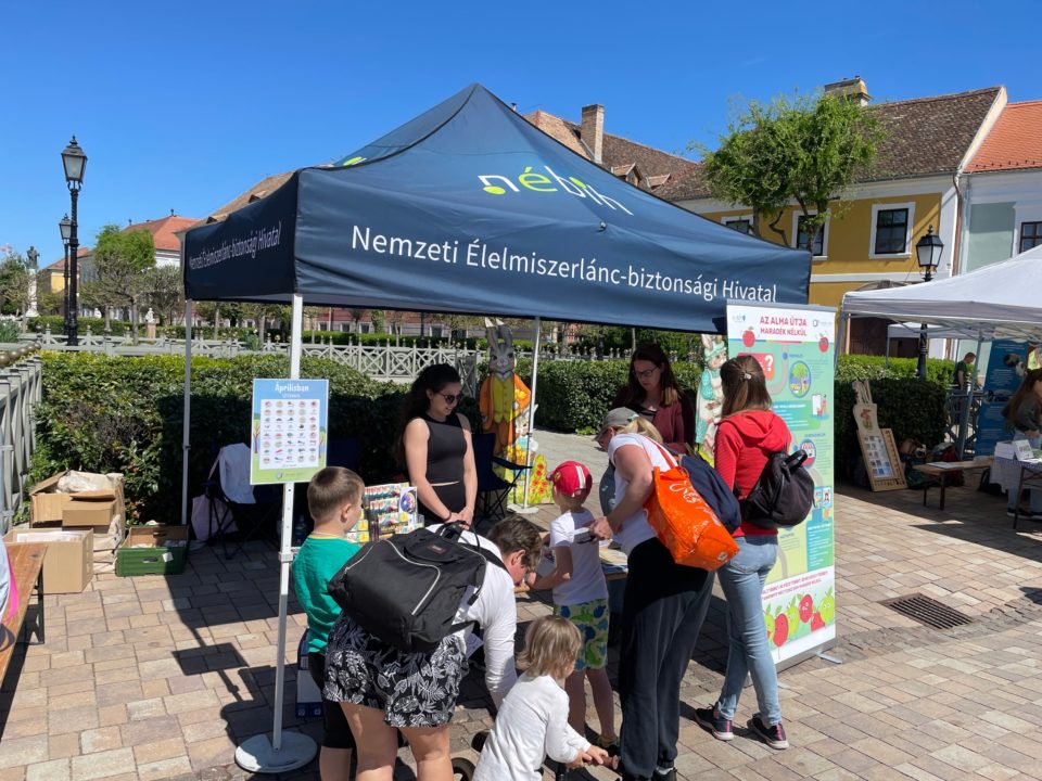 Emberek a Nébih standnál