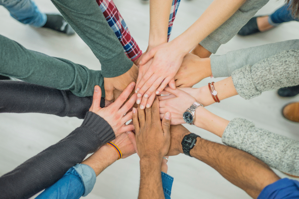 Az emberek összerakják a kezüket